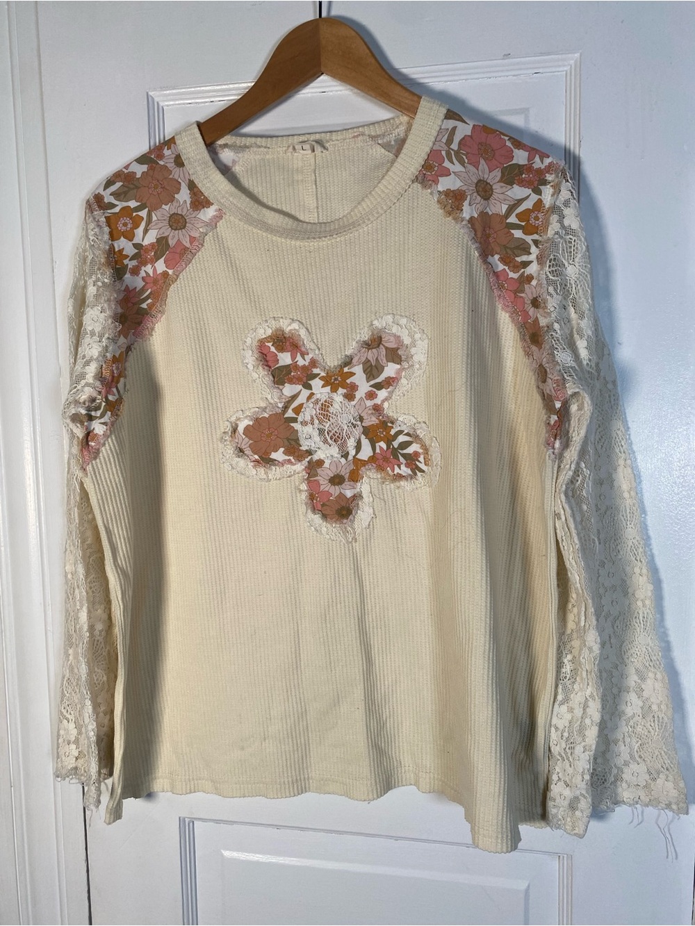 POL thermal Cream Floral Appliqué Lace-Sleeve Pullover size large